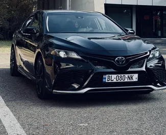 Toyota Camry 2020 beschikbaar voor verhuur in Tbilisi, met een kilometerlimiet van onbeperkt.