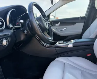 Benzine motor van 2,0L van Mercedes-Benz C-Class 2017 te huur in Tbilisi.