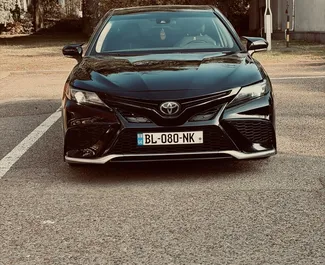 Benzine motor van 2,5L van Toyota Camry 2020 te huur in Tbilisi.