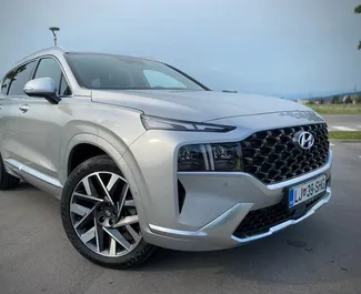 Vooraanzicht van een huurauto Hyundai Santa Fe in Ljubljana, Slovenië ✓ Auto #15656. ✓ Transmissie Automatisch TM ✓ 0 beoordelingen.