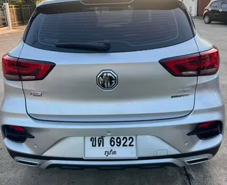 Vooraanzicht van een huurauto MG ZS op de luchthaven van Phuket, Thailand ✓ Auto #9940. ✓ Transmissie Automatisch TM ✓ 0 beoordelingen.