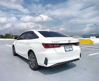 Vooraanzicht van een huurauto Toyota Yaris Ativ op de luchthaven van Phuket, Thailand ✓ Auto #15790. ✓ Transmissie Automatisch TM ✓ 0 beoordelingen.