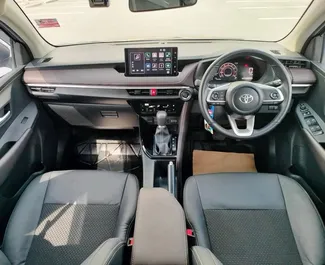 Autohuur Toyota Yaris Ativ 2025 in in Thailand, met Benzine brandstof en 98 pk ➤ Vanaf 800 THB per dag.