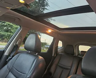 Vooraanzicht van een huurauto Nissan Rogue in Tbilisi, Georgië ✓ Auto #15713. ✓ Transmissie Automatisch TM ✓ 0 beoordelingen.