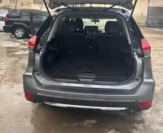Vooraanzicht van een huurauto Nissan Rogue in Tbilisi, Georgië ✓ Auto #15717. ✓ Transmissie Automatisch TM ✓ 0 beoordelingen.