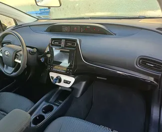 Toyota Prius 2018 beschikbaar voor verhuur in Tbilisi, met een kilometerlimiet van onbeperkt.