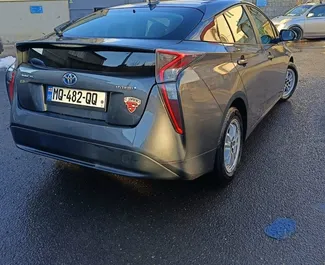 Hybride motor van 1,8L van Toyota Prius 2018 te huur in Tbilisi.