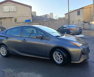 Vooraanzicht van een huurauto Toyota Prius in Tbilisi, Georgië ✓ Auto #15701. ✓ Transmissie Automatisch TM ✓ 0 beoordelingen.