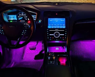 Interieur van Ford Fusion Sedan te huur in Georgië. Een geweldige auto met 5 zitplaatsen en een Automatisch transmissie.