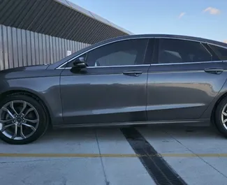 Vooraanzicht van een huurauto Ford Fusion Sedan in Tbilisi, Georgië ✓ Auto #15700. ✓ Transmissie Automatisch TM ✓ 0 beoordelingen.