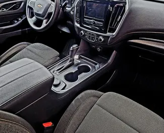 Interieur van Chevrolet Traverse te huur in Georgië. Een geweldige auto met 7 zitplaatsen en een Automatisch transmissie.
