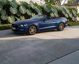 Vooraanzicht van een huurauto Ford Mustang Cabrio in Batumi, Georgië ✓ Auto #15729. ✓ Transmissie Automatisch TM ✓ 0 beoordelingen.