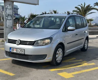 Vooraanzicht van een huurauto Volkswagen Touran in Bar, Montenegro ✓ Auto #15727. ✓ Transmissie Automatisch TM ✓ 0 beoordelingen.