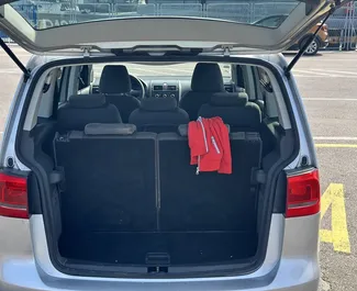 Diesel motor van 1,6L van Volkswagen Touran 2013 te huur in Bar.