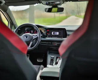 Interieur van Volkswagen Golf 8 te huur in Montenegro. Een geweldige auto met 5 zitplaatsen en een Automatisch transmissie.