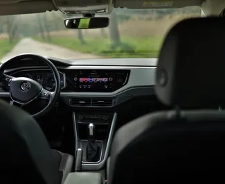Interieur van Volkswagen Polo te huur in Montenegro. Een geweldige auto met 5 zitplaatsen en een Automatisch transmissie.