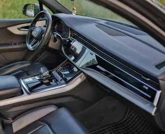 Interieur van Audi Q7 te huur in Montenegro. Een geweldige auto met 7 zitplaatsen en een Automatisch transmissie.