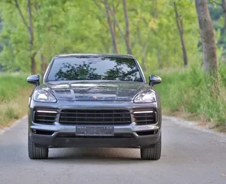 Vooraanzicht van een huurauto Porsche Cayenne Turbo in Becici, Montenegro ✓ Auto #12165. ✓ Transmissie Automatisch TM ✓ 0 beoordelingen.