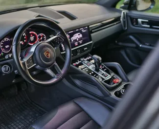 Benzine motor van 3,0L van Porsche Cayenne Turbo 2023 te huur in Becici.
