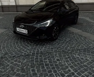Vooraanzicht van een huurauto Hyundai Accent in Almaty, Kazachstan ✓ Auto #15879. ✓ Transmissie Automatisch TM ✓ 0 beoordelingen.