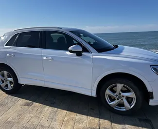 Vooraanzicht van een huurauto Audi Q3 in Batumi, Georgië ✓ Auto #15730. ✓ Transmissie Automatisch TM ✓ 0 beoordelingen.