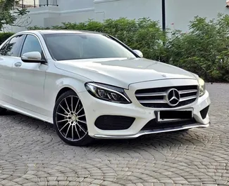 Vooraanzicht van een huurauto Mercedes-Benz C200 in Durrës, Albanië ✓ Auto #15633. ✓ Transmissie Automatisch TM ✓ 0 beoordelingen.