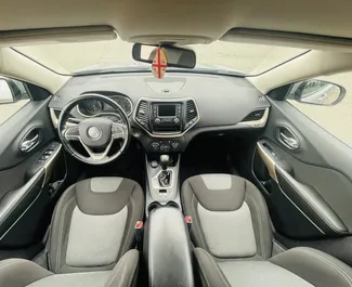 Jeep Cherokee 2017 beschikbaar voor verhuur in Koetaisi, met een kilometerlimiet van onbeperkt.