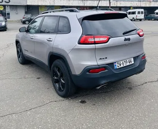 Verhuur Jeep Cherokee. Comfort, SUV, Crossover Auto te huur in Georgië ✓ Borg van Zonder Borg ✓ Verzekeringsmogelijkheden TPL, SCDW, FDW, Diefstal, Jonge.