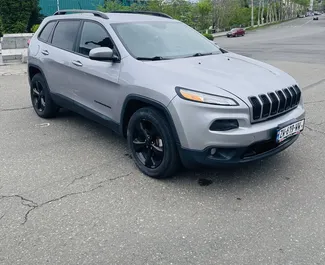 Vooraanzicht van een huurauto Jeep Cherokee in Koetaisi, Georgië ✓ Auto #15629. ✓ Transmissie Automatisch TM ✓ 0 beoordelingen.