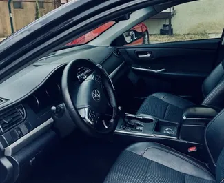 Vooraanzicht van een huurauto Toyota Camry in Tbilisi, Georgië ✓ Auto #15810. ✓ Transmissie Automatisch TM ✓ 0 beoordelingen.