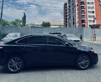 Benzine motor van 2,5L van Toyota Camry 2015 te huur in Tbilisi.