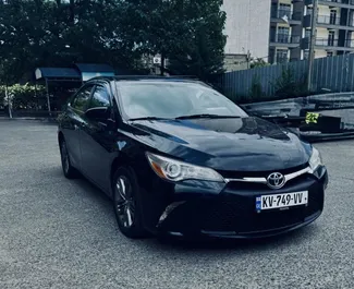 Toyota Camry 2015 beschikbaar voor verhuur in Tbilisi, met een kilometerlimiet van onbeperkt.