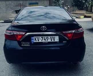 Interieur van Toyota Camry te huur in Georgië. Een geweldige auto met 5 zitplaatsen en een Automatisch transmissie.