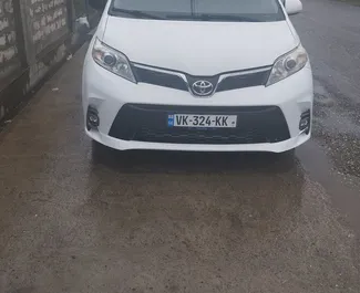 Vooraanzicht van een huurauto Toyota Sienna in Koetaisi, Georgië ✓ Auto #15913. ✓ Transmissie Automatisch TM ✓ 0 beoordelingen.