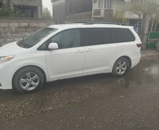 Autohuur Toyota Sienna 2015 in in Georgië, met Benzine brandstof en 270 pk ➤ Vanaf 215 GEL per dag.