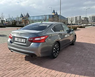 Benzine motor van 2,5L van Nissan Altima 2018 te huur op de luchthaven van Yerevan.