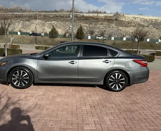 Vooraanzicht van een huurauto Nissan Altima op de luchthaven van Yerevan, Armenië ✓ Auto #15863. ✓ Transmissie Automatisch TM ✓ 0 beoordelingen.