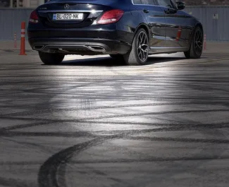 Interieur van Mercedes-Benz C-Class te huur in Georgië. Een geweldige auto met 5 zitplaatsen en een Automatisch transmissie.