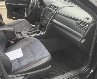 Autohuur Toyota Camry 2016 in in Georgië, met Hybride brandstof en 260 pk ➤ Vanaf 67 GEL per dag.