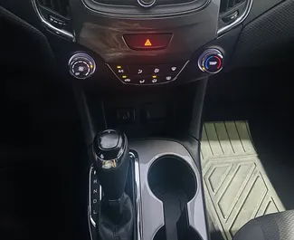 Interieur van Chevrolet Cruze te huur in Georgië. Een geweldige auto met 5 zitplaatsen en een Automatisch transmissie.