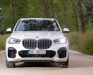 Vooraanzicht van een huurauto BMW X5 in Becici, Montenegro ✓ Auto #12170. ✓ Transmissie Automatisch TM ✓ 0 beoordelingen.