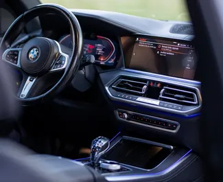 Interieur van BMW X5 te huur in Montenegro. Een geweldige auto met 5 zitplaatsen en een Automatisch transmissie.