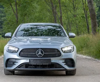 Vooraanzicht van een huurauto Mercedes-Benz E250 in Becici, Montenegro ✓ Auto #12157. ✓ Transmissie Automatisch TM ✓ 0 beoordelingen.