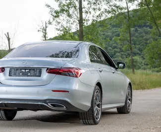 Diesel motor van 3,0L van Mercedes-Benz E250 2024 te huur in Becici.