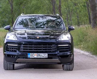 Vooraanzicht van een huurauto Porsche Cayenne Turbo in Becici, Montenegro ✓ Auto #12161. ✓ Transmissie Automatisch TM ✓ 0 beoordelingen.