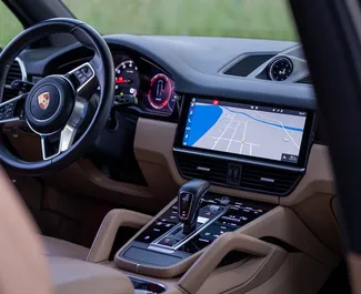 Benzine motor van 3,0L van Porsche Cayenne Turbo 2022 te huur in Becici.