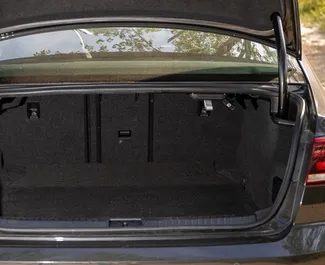 Interieur van Volkswagen Passat te huur in Montenegro. Een geweldige auto met 5 zitplaatsen en een Automatisch transmissie.