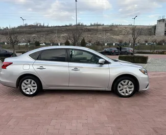 Vooraanzicht van een huurauto Nissan Sentra op de luchthaven van Yerevan, Armenië ✓ Auto #15874. ✓ Transmissie Automatisch TM ✓ 0 beoordelingen.