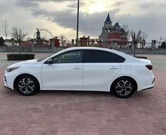 Vooraanzicht van een huurauto Kia Forte op de luchthaven van Yerevan, Armenië ✓ Auto #15857. ✓ Transmissie Automatisch TM ✓ 0 beoordelingen.