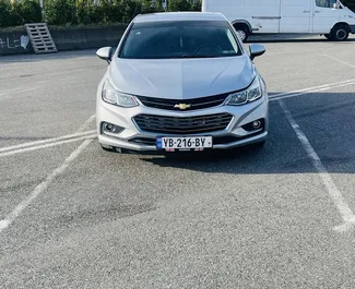 Vooraanzicht van een huurauto Chevrolet Cruze in Koetaisi, Georgië ✓ Auto #15630. ✓ Transmissie Automatisch TM ✓ 0 beoordelingen.